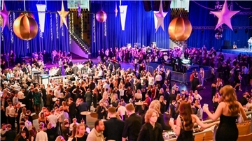Menschen feiern. Die Stadthalle Bremerhaven bleibt an Weihnachten ohne Megaparty – der Weihnachtszauber pausiert 2025 wegen baulicher Auflagen. Es soll eine Alternative geben. 