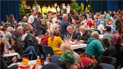 Die Stadthalle ist voll. Das Essen für Bedürftige von Alex Vaiou und Manfed Jabs wird gut angenommen.