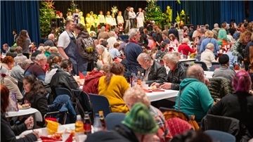 Die Stadthalle ist voll. Das Essen für Bedürftige von Alex Vaiou und Manfed Jabs wird gut angenommen.