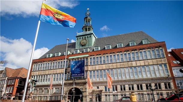 Die Stadtverwaltung in Emden zieht personelle Konsequenzen nach Ermittlungen gegen vier ihrer Mitarbeiter wegen des Verdachts der Vorteilsnahme. (Archivfoto)