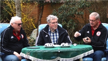 Die Staffelleiter Karl-Heinz Schnackenberg (von links), Walter Feindt und Gerhard Schröder nahmen die Auslosung vor.