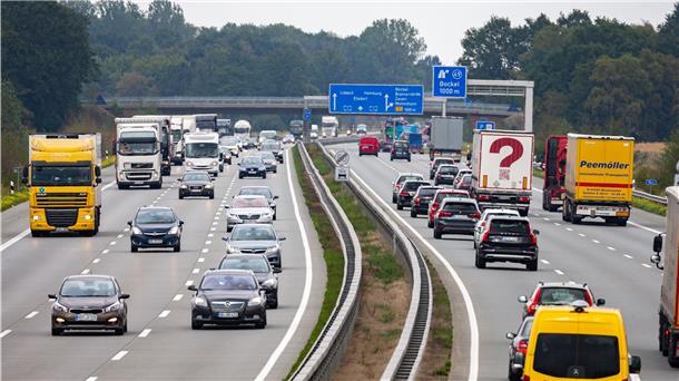 Die stark befahrene Autobahn A1 in der Nähe der Anschlussstelle Bockel zwischen Bremen und Hamburg.