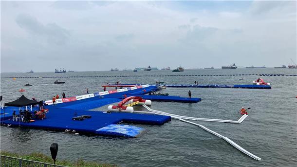 Schwimm-Profis ärgern sich über dreckiges Wasser Die Start-Plattform für das Freiwasserschwimmen bei der Weltmeisterschaft im Land Singapur treibt im Wasser. Weil das Wasser so dreckig ist, musste ein WM-Rennen verschoben werden.