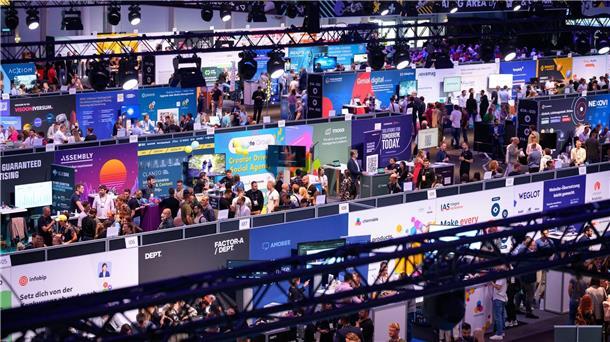Die Start-Up-Halle auf der Digitalmesse OMR in Hamburg.