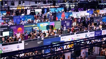Die Start-Up-Halle auf der Digitalmesse OMR in Hamburg.