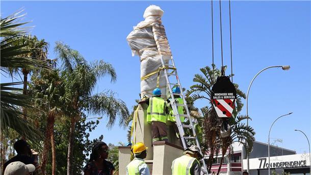Oxfam: G7-Staaten „schulden“ armen Ländern Billionen Die Statue des deutschen Kolonialherren Curt von François im namibischen Windhuk wird 2022 vom Sockel gehoben. Der Reichtum der G7-Staaten ist laut Oxfam auf Kolonialismus und Sklaverei aufgebaut.