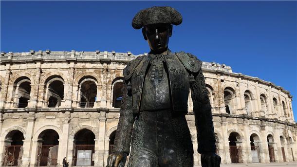 Barbarei oder Tradition: Frankreich streitet über Stierkampf Die Statue des französischen Matadors Christian Montcouquiol, bekannt als „Nimeno II“, vor der Arena in Nîmes.