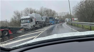 Die Staus, die wartende Lkw verursachen, weil sie nicht auf den Autoterminal gelangen, sollen jetzt verringert werden: Die BLG hat eine Lösung ausgearbeitet, die bereits im April umgesetzt werden kann.