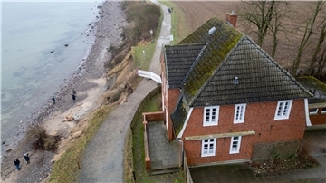Die Steilküste und das Jugendhaus „Haus Seeblick“ der Jugendorganisation „SJD - Die Falken“ im Ortsteil Brodten an der Ostsee.