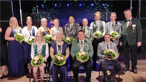 Die stellvertretende Bezirkspräsidentin Renate Viebrock und der stellvertretende Bezirkspräsident Frank Pingel mit der Bezirkskönigsfamilie 2024.