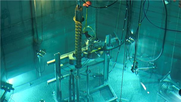 Die Steuerstab-Führungsrohre werden vom oberen Kerngerüst gelöst und später mittels Unterwassersäge zerlegt.
