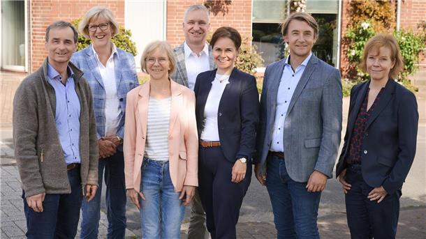 Die Stiftung Gewässerschutz hat sich personell neu aufgestellt. Sigrid Rakow (Dritte von links) ist aus dem Vorstand verabschiedet worden, zu dem nun Dr. Barbara Grabkowsky (Dritte von rechts) und Karsten Specht (Zweiter von rechts) gehören. Es fehlt Rüdiger Wohlers. Das Kuratorium der Stiftung bilden (von links) Dr. Arno Krause und Ute Schlautmann sowie als Vorsitzender Michael Kramer (Vierter von links). Geschäftsführerin der Stiftung ist Annette Groth (rechts).