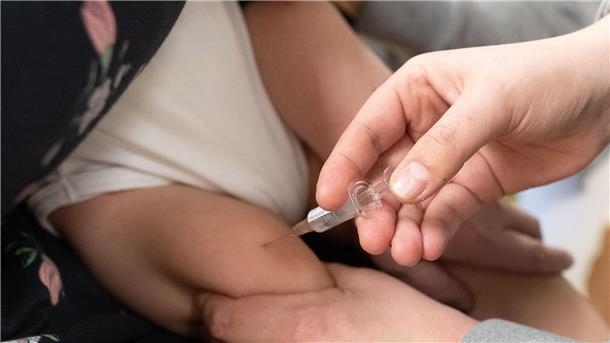 Die Stiko empfiehlt für Neugeborene die RSV-Impfung.