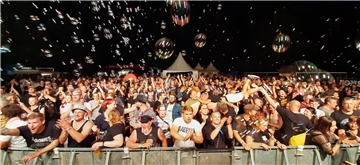 Das Publikum des Fonsstock-Festivals feiert, klatscht in die Hände und feuert die auftretenden Bands an. 