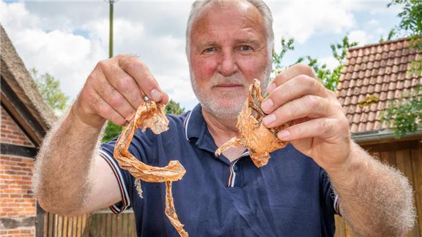 Burkhard Schönfeld mit Plastikresten