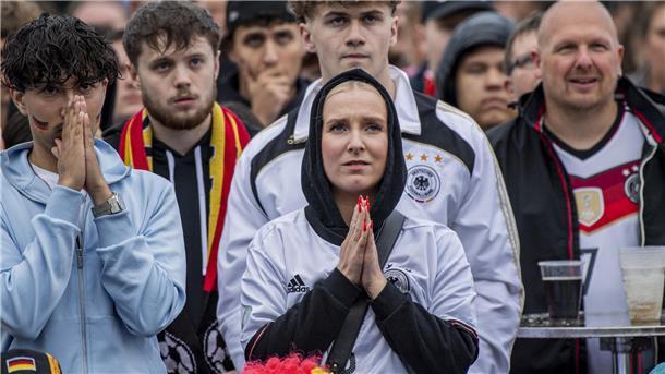 Public Viewing im Nordsee-Stadion: Bremerhavener Fußball-Fans in Trauer Die Stoßgebete der Bremerhavener Fans halfen nicht.