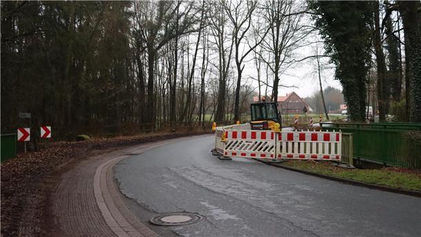 Die Straße am Bülstedter Mühlenbach ist in der Kurve halbseitig gesperrt.