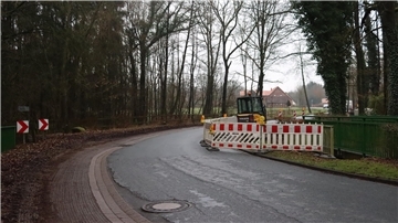 Die Straße am Bülstedter Mühlenbach ist in der Kurve halbseitig gesperrt.