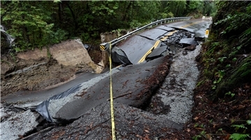 Die Straße bei Scotts Valley wurde durch heftige Regenfälle unterspült.