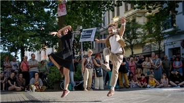 Die Straße wird zum achten Mal beim Festival Artspace zur Bühne: Cecilia Bartolino und Carlos Aller begeisterten im vergangenen Jahr mit „Saudade de Ti“.
