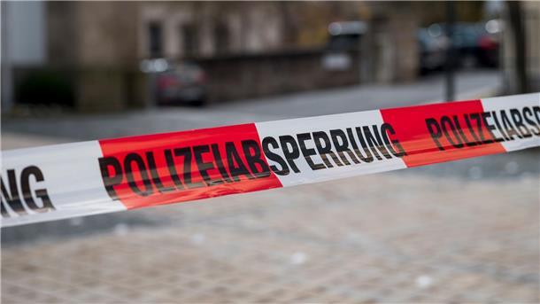 Tote Zehnjährige in Wunsiedel - Entsetzen und viele Fragen Die Straße zu dem Kinder- und Jugendhilfezentrum ist abgesperrt. In der Einrichtung ist eine Zehnjährige tot in einem Zimmer gefunden worden.