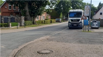 Die Straße „Zum Flugplatz“ führt an der Schule vorbei. Die Anwohner befürchten bei einer Straßenumbenennung jedoch den bürokratischen Aufwand. 