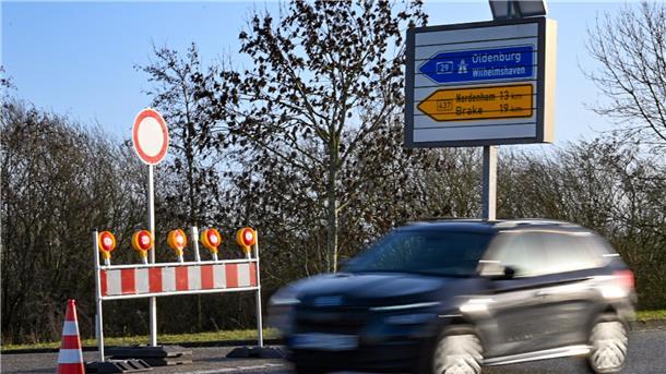 Bauernproteste: Wesertunnel wieder frei, auch am Containerhafen entspannt es sich (Update) Die Straßenmeisterei sperrt die Zufahrt zum Wesertunnel weiträumig ab, um einen Rückstau zu verhindern.