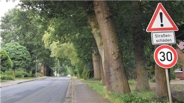 Die Straßenschäden sollen bald ein Ende haben: Mitte August beginnen die Bauarbeiten an der Landesstraße 122 in Rhadereistedt, die dann etwa ein Jahr lang voll gesperrt sein wird.