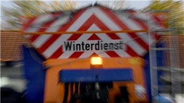 Ein Streufahrzeug mit der Aufschrift "Winterdienst".