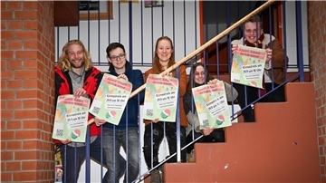 Die Studenten (von links) Gerrit Kastier, Konstantin Flegar, Phelina Hanke, Lina Thimm und Collin Bruns engagieren sich bei „Students for Future“ und hängen in der Hochschule Plakate für den Klimastreik am kommenden Freitag auf.