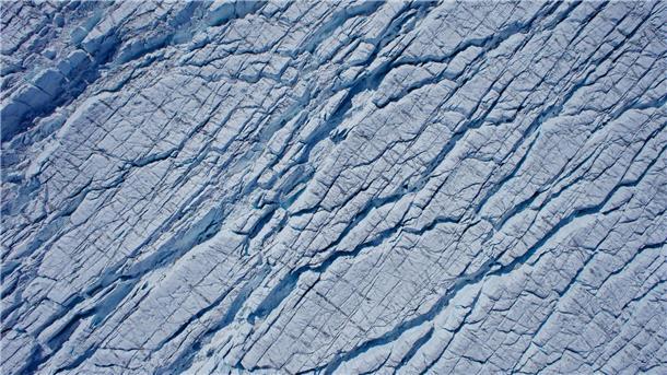 Risse im grönländischen Eisschild wachsen immer schneller Die Studie stellt fest, dass der grönländische Eisschild immer schneller aufbricht.
