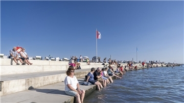 Stufenartige Anordnung der neuen Promenade in Norddeich