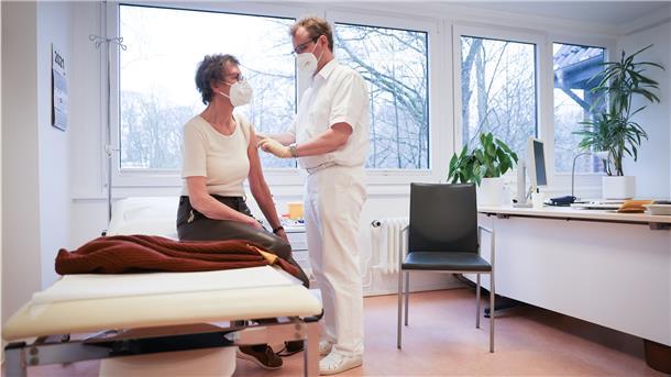 Die Suche nach einem Hausarzt kann künftig schwierig werden. Gesundheitszentren könnten eine Lösung sein.