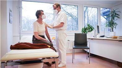 Die Suche nach einem Hausarzt kann künftig schwierig werden. Gesundheitszentren könnten eine Lösung sein.
