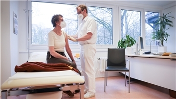 Die Suche nach einem Hausarzt kann künftig schwierig werden. Gesundheitszentren könnten eine Lösung sein.