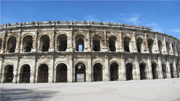 Triennale in Nîmes: Römisch und zeitgenössisch zugleich Die südfranzösische Stadt Nîmes ist berühmt für ihr römisches Amphitheater, hat aber noch viel mehr zu bieten - vor allem jetzt mit der Triennale „Contemporaine“.