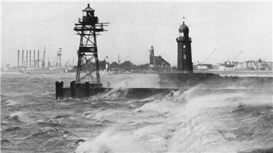 So schön war die Nordmole, so stolz ihr Leuchtturm Die Südmole und die Nordmole mit ihren Leuchtfeuern während der Sturmflut 1962.