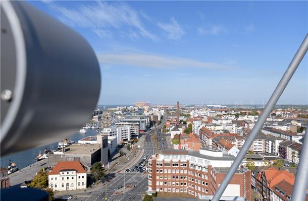 Die Super-Webcam mit Blick zum nördlichen Hafen. Dort soll auch solch eine Kamera installiert werden, ebenso eine im Fischereihafen. Sie werden dann digital mit den Bildern der ersten Kamera vernetzt. Alle Besucher können dann gleichsam digital durch ganz Bremerhaven streifen.