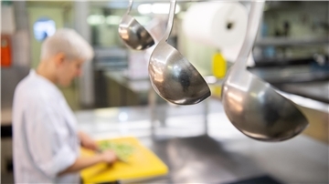 Die Suppenkellen bleiben hängen: In vielen Restaurant-Küchen fehlt Personal.