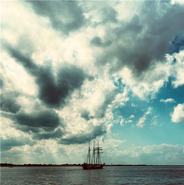 So magisch fotografieren unsere Influencer die Maritimen Tage Die "Swaensborgh" läuft bei beeindruckenden Wolken zu einem Törn aus.