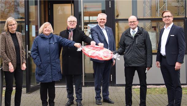 Jade Hochschule übernimmt Maritimes Forschungszentrum Die symbolische Schlüsselübergabe an der Weinkaje in Elsfleth.