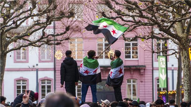 09.12.2024, Syrien, Aleppo: Syrer feiern auf dem Omayyad-Platz in Aleppo. 