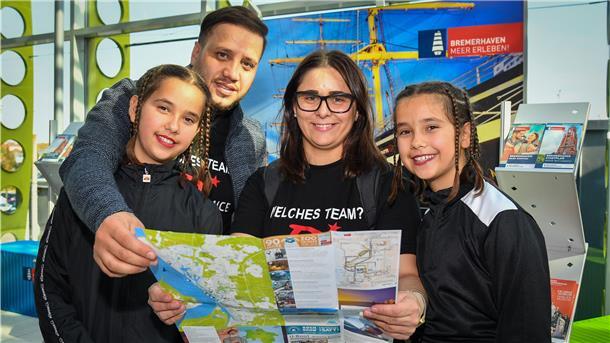 Hip-Hop-WM: Besucher erkunden Bremerhaven Die Tänzerinnen Madlin und Leila, mit Papa Ahmed, Leila und Mutter Isabell Ali.