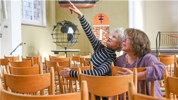Die Tanzpädagogin Claudia Hanfgarn (li.) und Pastorin Barbara Dietrich laden zu einem ungewöhnlichen Tanz-Workshop mit neuen Raum- und Körper-Erfahrungen in die Bremerhavener Große Kirche ein