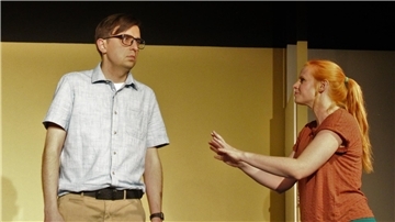Die Tanzstunde im Piccolo Teatro: Mit allerhand Späßen versucht Senga (Marie-Theres Schwinn) den Autisten Ever (Christoph Kühne) zum Lachen zu bringen.
