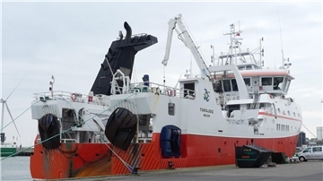 Ein Forschungsschiff liegt in Bremerhaven an einer Kaje.