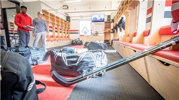 Die Taschen sind gepackt: Das Team der Fischtown Pinguins räumt nach der Playoff-Absage die Spinde.