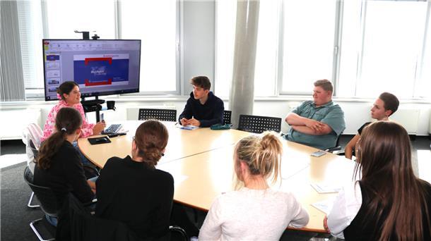 Warum Schüler aus Loxstedt und Beverstedt an einem „Talentpool“ teilnehmen Die Teilnehmenden erkundigen sich bei den Auszubildenden sowie der dualen Studentin zu den Berufen und Tätigkeitsfeldern bei der Hafengesellschaft Bremenports.