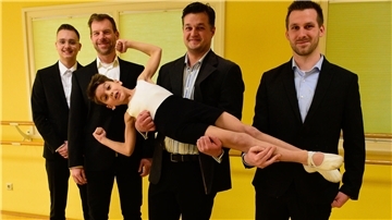 Die Teilnehmer der Brautmodenschau sind aus unterschiedlichen Kursen der Ballettschule zusammengewürfelt.