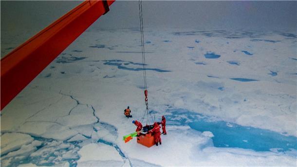 Die Teilnehmer der „MOSAiC“-Expedition haben seit dem Wochenende eine neue Heimat in der Arktis. Kapitän Thomas Wunderlich hat den Forschungseisbrecher „Polarstern“ auf Position 87°43‘ Nord und 104°30‘ Ost an eine Eisscholle gelegt. Diese Position ist nur elf Seemeilen von der Driftroute im Januar mit der Original-„MOSAiC“-Scholle im Januar entfernt.